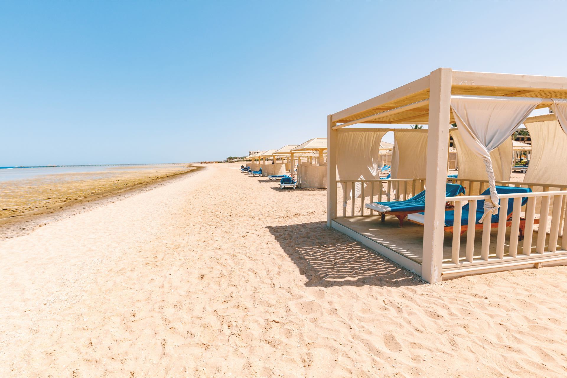 Strand van Premier Le Reve Hotel and Spa - Tjingo.nl